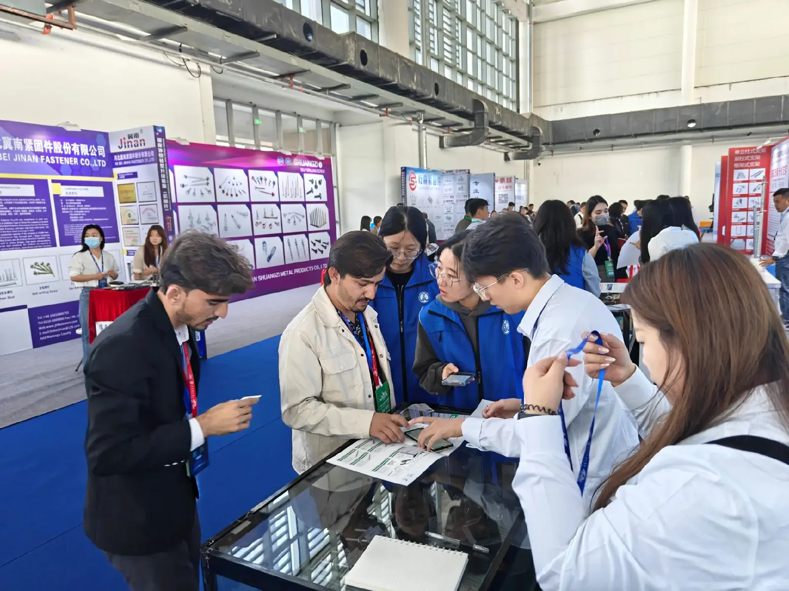 DAYANG JINGGONG team discussing product requirements with visitors at an industry exhibition