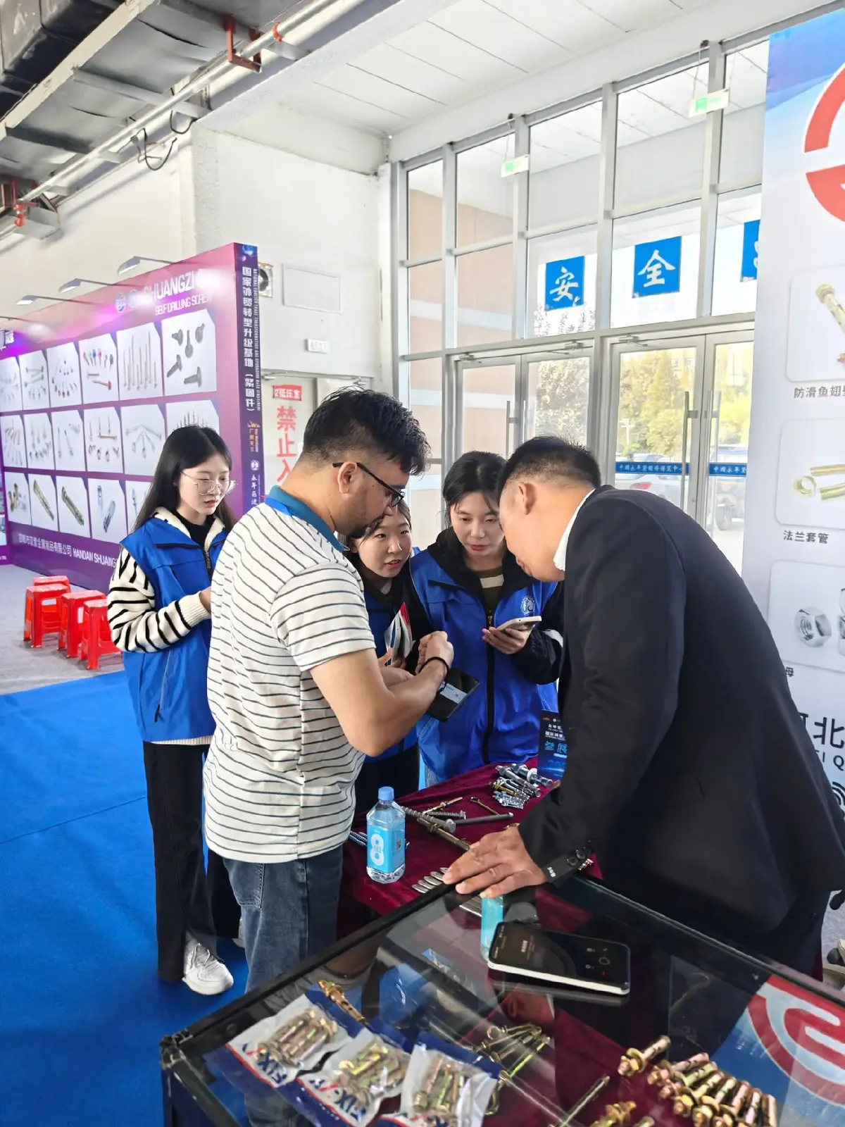 Exhibition communication with overseas buyers about fasteners and hardware components