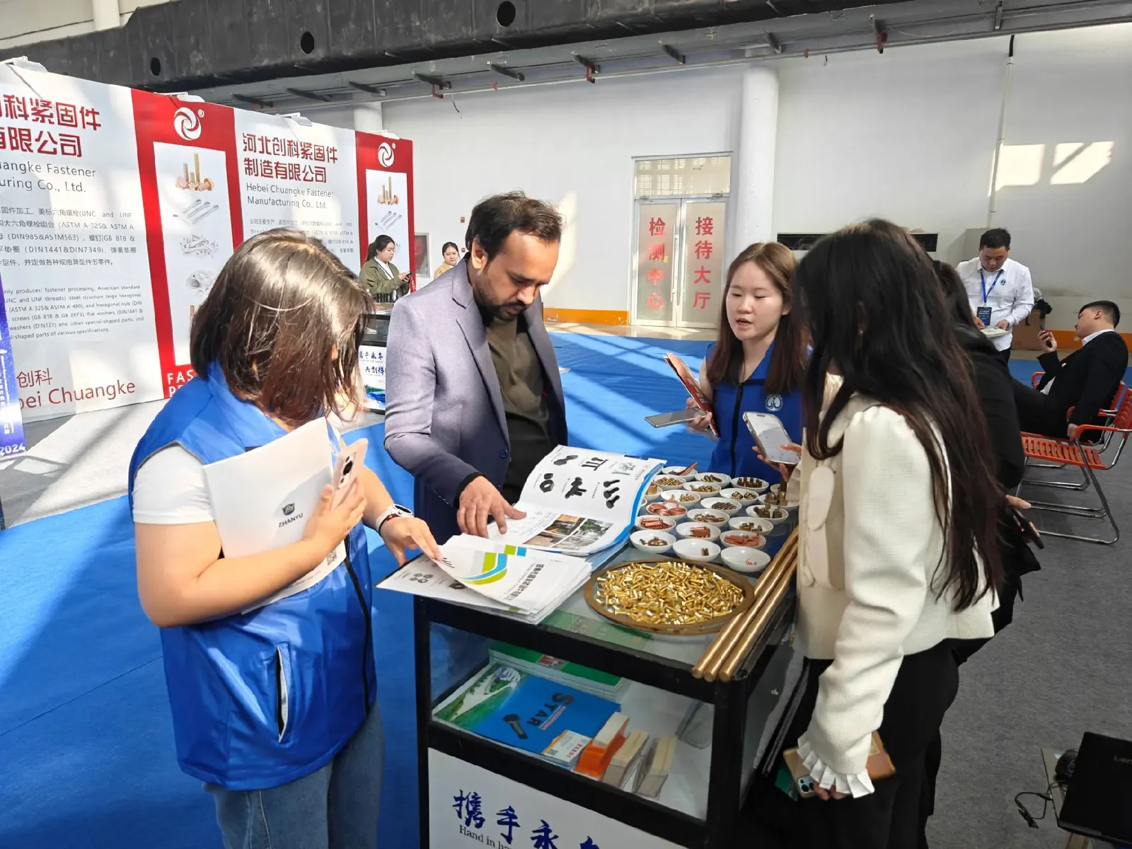 Product and sample discussion with customers at an exhibition booth